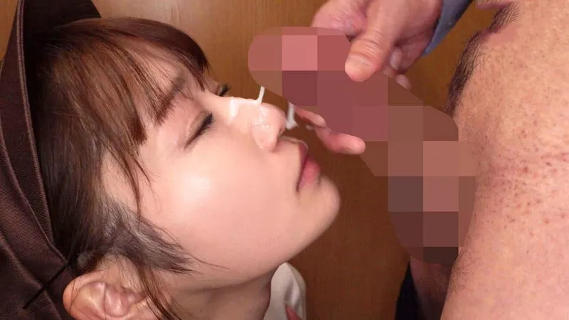 Cô nhân viên quán cà phê xinh đẹp bị một kẻ khiếu nại xuất tinh lên mặt